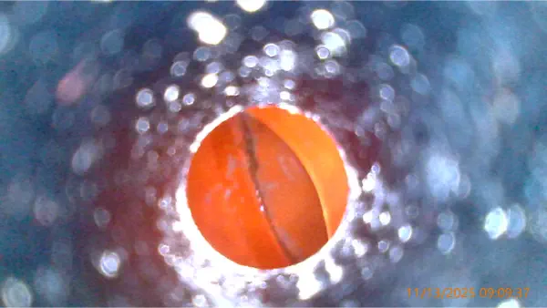 Tecnico esegue videoispezione di una tubazione di scarico per individuare rotture senza rompere il pavimento