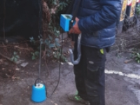 Tecnico utilizza il Geofono Acustico per localizzare una perdita occulta