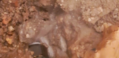 Perdita d'acqua di un tubo di rame nascosta sotto i pavimenti, trovata con l'utilizzo del gas tracciante