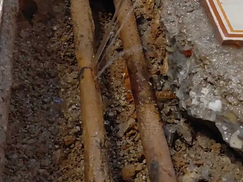 Individuazione perdita acqua sotto pavimento a Cervia con minima demolizione.